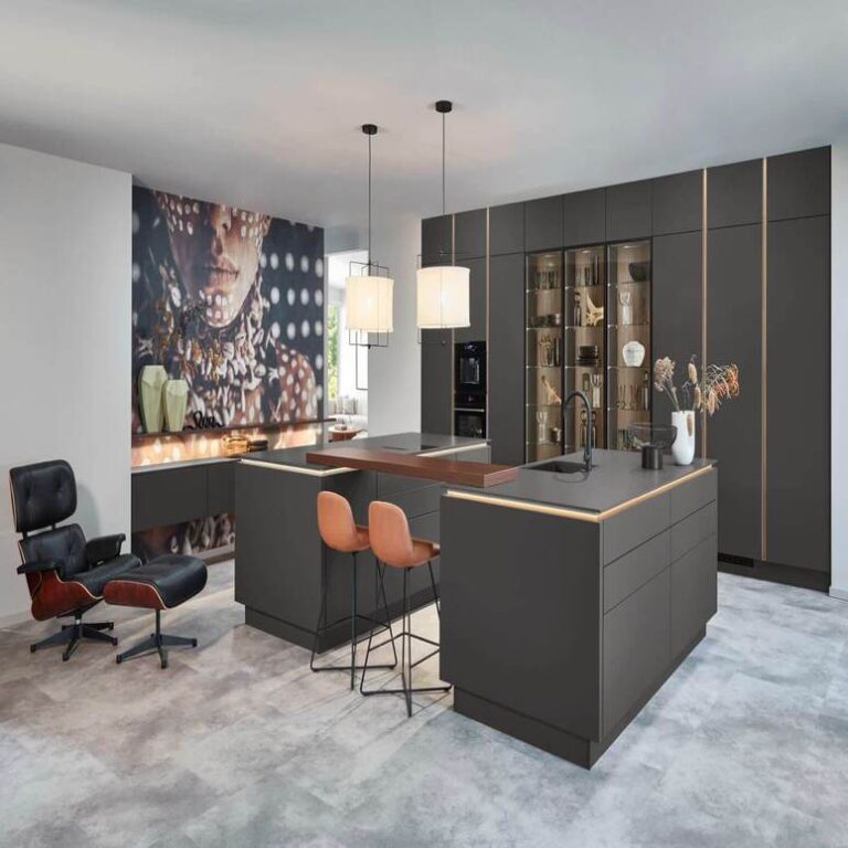 Designerküche in Anthrazit Designerküche in Anthrazit mit Kochinsel, Bartresen und beleuchteten Glasvitrinen – Küchenplanung