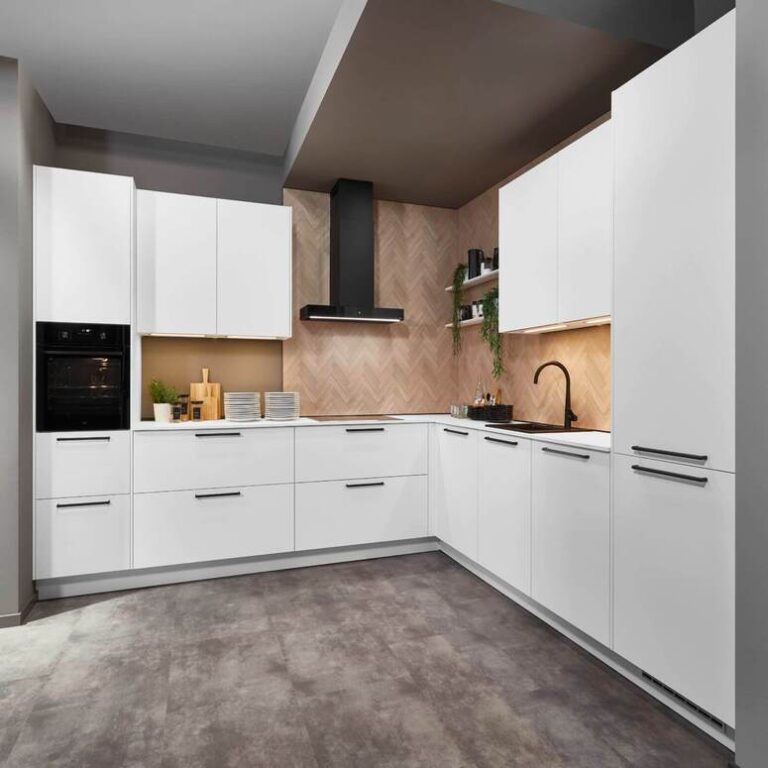 Weiße Eckküche mit Holzrückwand Weiße Eckküche mit grifflosen Fronten, Holzrückwand und schwarzer Dunstabzugshaube – Küche kaufen in Chemnitz