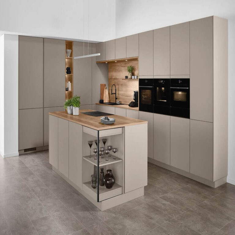 Beige Küche mit Kochinsel Küche in Kaschmir-Beige mit Kochinsel, Holzarbeitsplatte und offenem Regal – Küchenstil