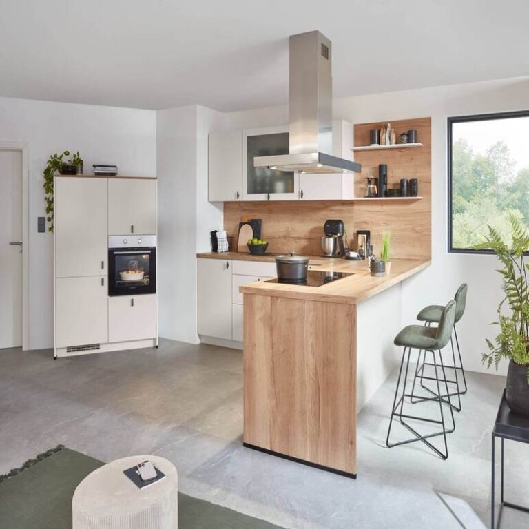 Offene Küche mit Holztheke Offene Küche mit Theke aus Holz, Barhockern und Insel-Dunstabzugshaube – Küchenstil