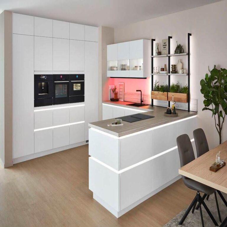 Einbau der Küche: Weiße Küche mit beleuchteter Insel Moderne grifflose Küche in Weiß mit beleuchteter Kochinsel und Kräuterregal