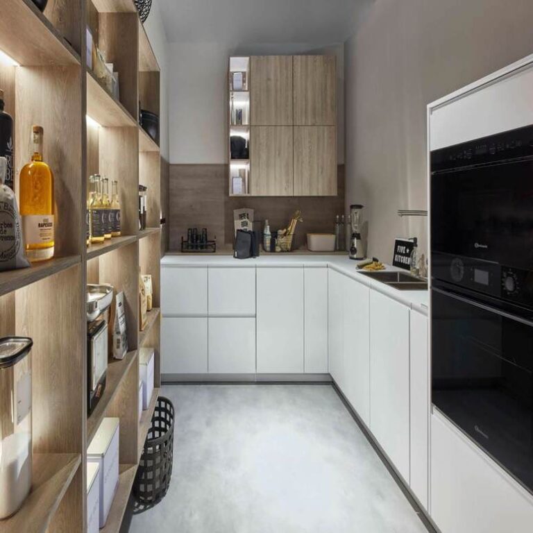 Montageservice: Moderne weiße Küche Moderne weiße Küche mit Hochschränken, Holzregal und schwarzen Einbaugeräten