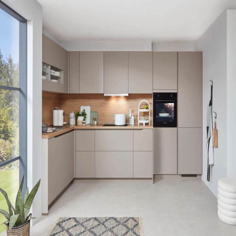 Musterküche in Kaschmir Musterküche in Kaschmir als L-Küche mit Holzrückwand und Backofen im Hochschrank – Küchenaufbau Chemnitz
