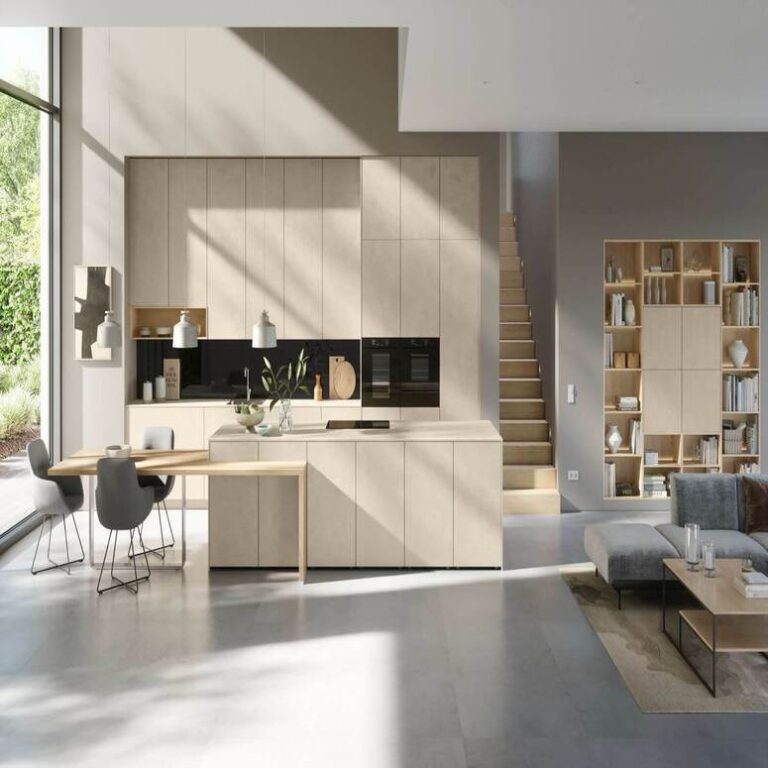 Offene Küche mit Wohnbereich – Küchenaufbau Chemnitz Offene moderne Küche in Beige mit Kochinsel, Essplatz und angrenzendem Wohnbereich
